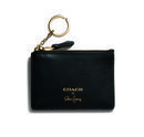 Cartera negra 'Selena Mini Skinny' de la colección 'Coach x Selena Gomez'