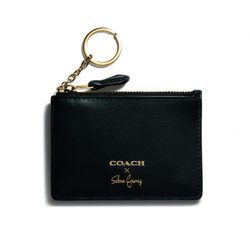 Cartera negra 'Selena Mini Skinny' de la colección 'Coach x Selena Gomez'
