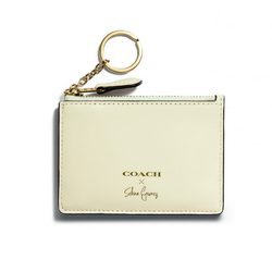 Cartera blanca 'Selena Mini Skinny' de la colección 'Coach x Selena Gomez'