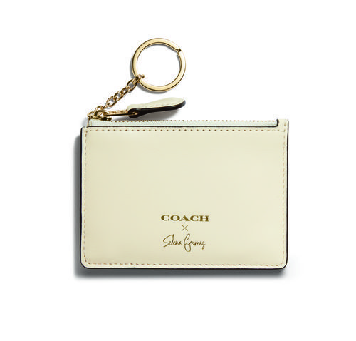 Cartera blanca 'Selena Mini Skinny' de la colección 'Coach x Selena Gomez'