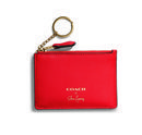 Cartera roja 'Selena Mini Skinny' de la colección 'Coach x Selena Gomez'