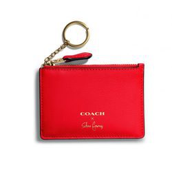 Cartera roja 'Selena Mini Skinny' de la colección 'Coach x Selena Gomez'