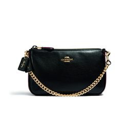 Clutch negro 'Selena Wristlet' de la colección 'Coach x Selena Gomez'