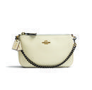 Clutch blanco 'Selena Wristlet' de la colección 'Coach x Selena Gomez'