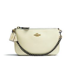 Clutch blanco 'Selena Wristlet' de la colección 'Coach x Selena Gomez'