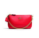 Clutch rojo 'Selena Wristlet' de la colección 'Coach x Selena Gomez'