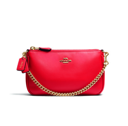 Clutch rojo 'Selena Wristlet' de la colección 'Coach x Selena Gomez'