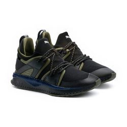 Modelo verde y negro de zapatillas de la colección 'Puma NTRVL'