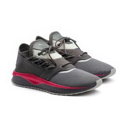 Modelo rosa y gris de zapatillas de la colección 'Puma NTRVL'