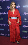 Elizabeth Olsen con kimono y pantalón rojo estampado