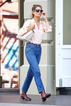 Katie Holmes con camisa rosa pálido y boyfriend jeans