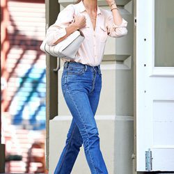 Katie Holmes con camisa rosa pálido y boyfriend jeans