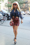 Jessica Simpson con blusa crop y falda de cuero