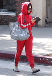 Vanessa Hudgens con sudadera y pantalones deportivos rojos