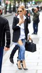 Céline Dion con camisa oversize y jeans rotos