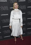 Naomi Watts con vestido blanco de raso