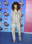 Zendaya con conjunto a rayas de tendencia pijama