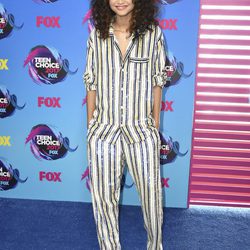 Zendaya con conjunto a rayas de tendencia pijama