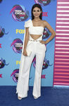 Victoria Justice con mono blanco largo