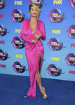 Rita Ora con vestido fucsia con aberturas