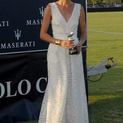 Nieves Álvarez con vestido blanco ibicenco