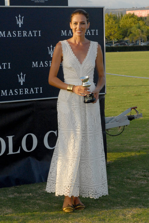 Nieves Álvarez con vestido blanco ibicenco
