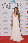 Vanesa Romero con vestido blanco plisado