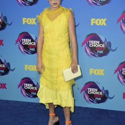 Millie Bobby Brown con vestido midi amarillo