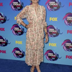 Paris Jackson con vestido midi de estampado floral