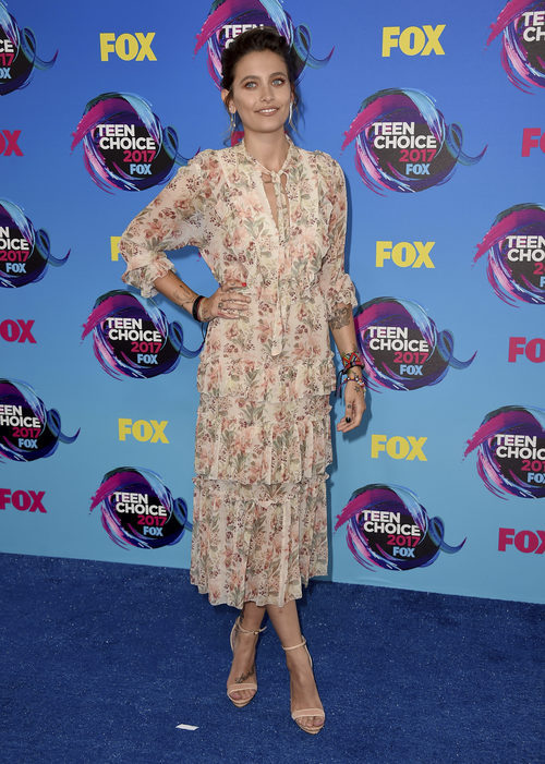 Paris Jackson con vestido midi de estampado floral