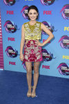 Lucy Hale con vestido bicolor estampado de terciopelo