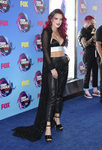 Bella Thorne con bralette y pantalones de cuero negro