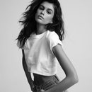 Kaia Gerber con crop top blanco para la campaña 'Hanes x Karla T-shirts'
