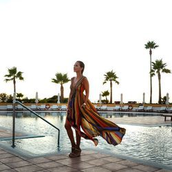 Paula Echevarría con un vestido multicolor en Sancti Petri