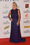 Ana Fernández con vestido largo azul marino con apliques dorados