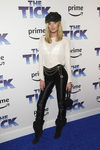 Elsa Hosk con blusa blanca y pantalones negros de cuero