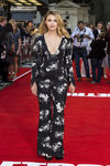Hannah Murray con top y pantalones de estampado floral