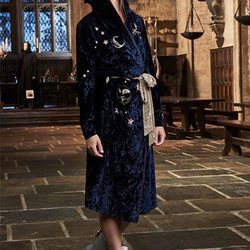 Bata azul marino de la colección de Primark firmada por Harry Potter