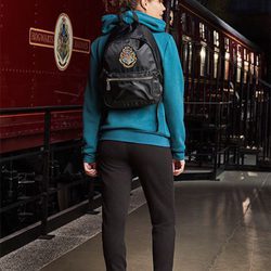 Sudadera azul y mochila negra de la colección de Primark firmada por Harry Potter
