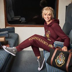 Chandal granate con estampado de la colección de Primark firmada por Harry Potter