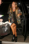 Heidi Klum con vestido negro y camisa militar con parches