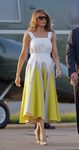 Melania Trump con vestido tricolor con vuelo