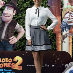 Michelle Jenner con camisa blanca con lazo y mini falda con vuelo