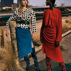 Blusa de topos blanca y negra y vestido rojo de la colección prefall de Zara