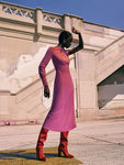 Vestido rosa y botas rojas de la colección prefall de Zara