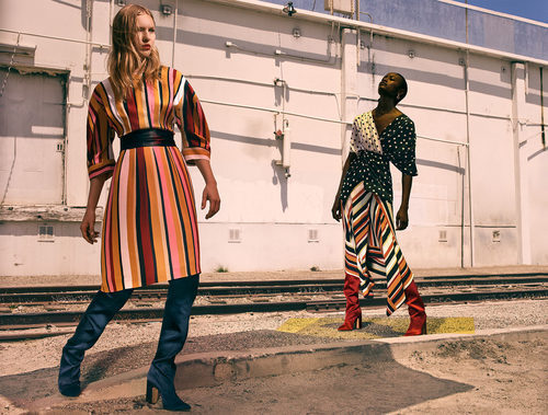 Vestido de rayas y blusa de topos cruzada de la colección prefall de Zara