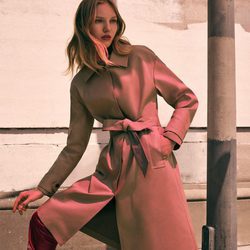 Gabardina beige y pantalones de terciopelo de la colección prefall de Zara
