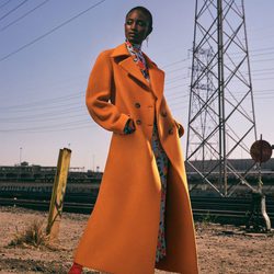 Abrigo oversize naranja de la colección prefall de Zara