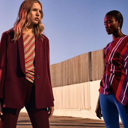 Blazer y pantalones borgoña y blusa a rayas de la colección prefall de Zara
