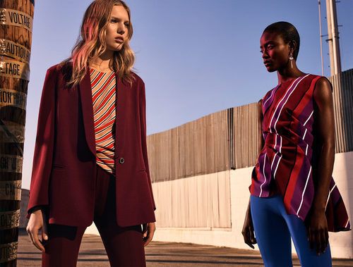 Blazer y pantalones borgoña y blusa a rayas de la colección prefall de Zara
